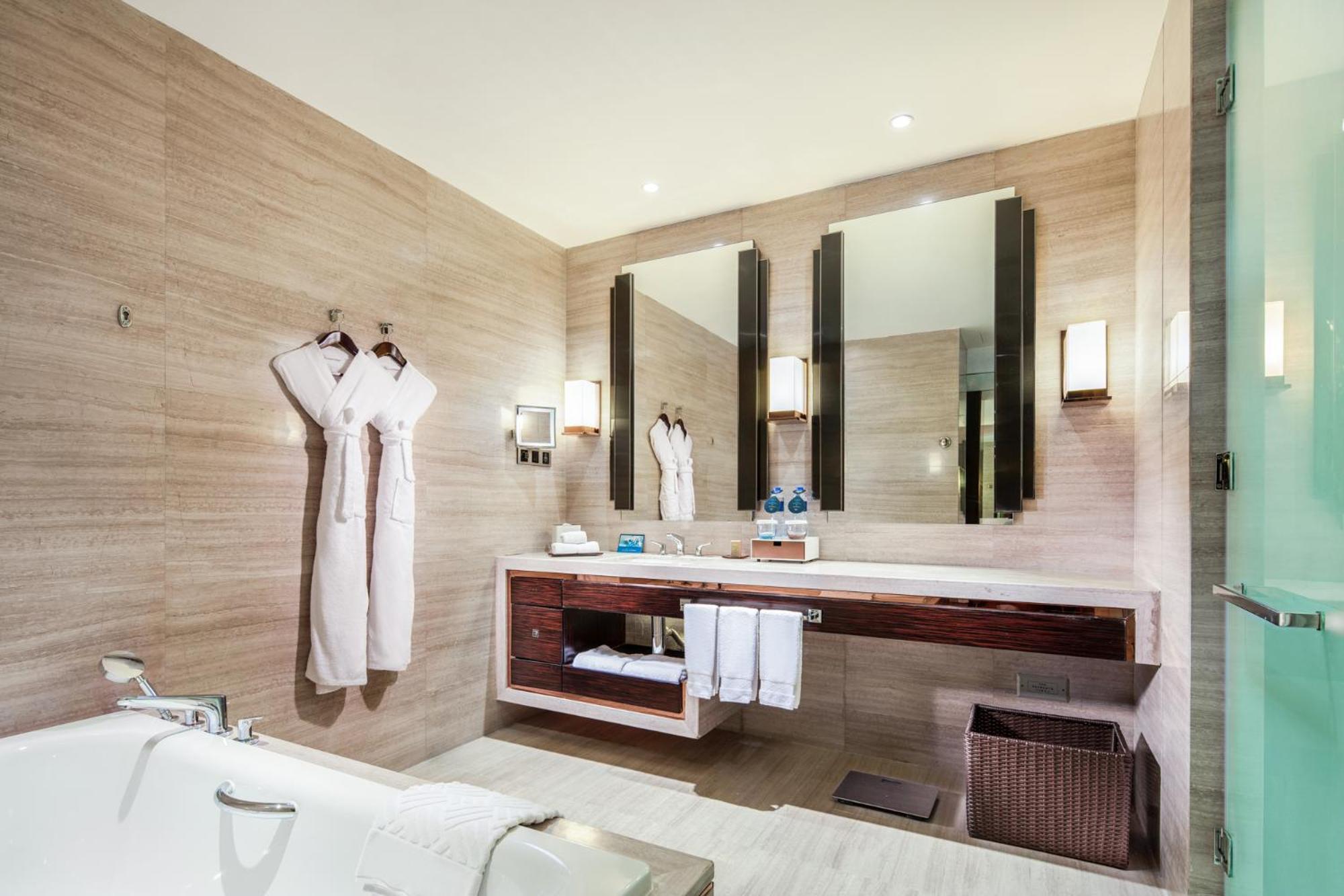 One-Bedroom King Suite - Lounge Access,1538842546:JPEG